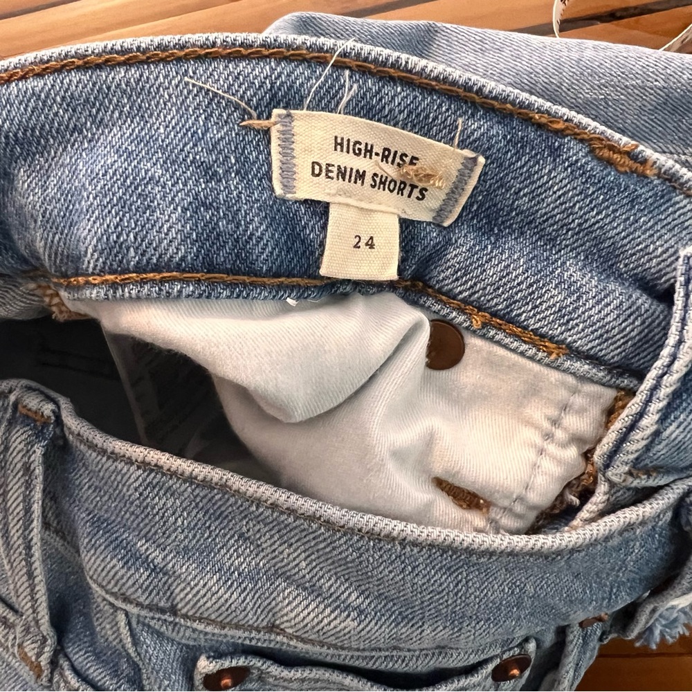Madewell high rise denim shorts in Watt wash: Summerweight edition - Picture 9 of 12